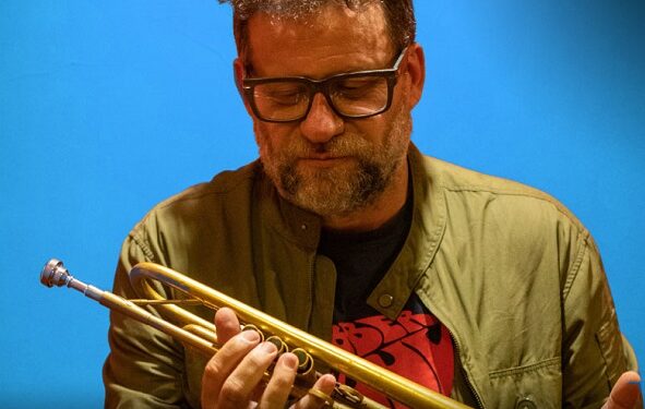 El trompetista Gillespi se presenta en Bebop Club