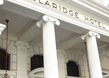 La cantante Belén Mackinlay se presenta en el emblemático Claridge’s Bar