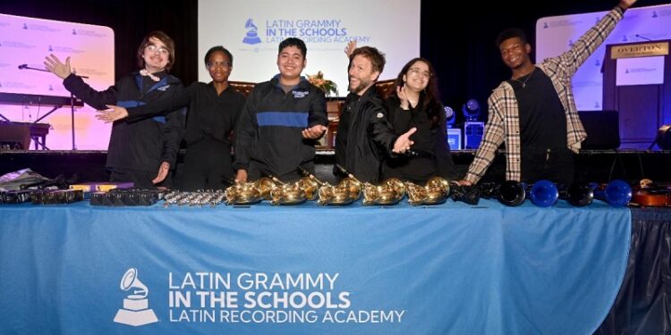 Noel Schajris se une al programa altruista «Latin Grammy®» en las escuelas