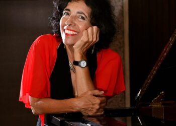 Graciela Arenas canta en «Las Violetas»