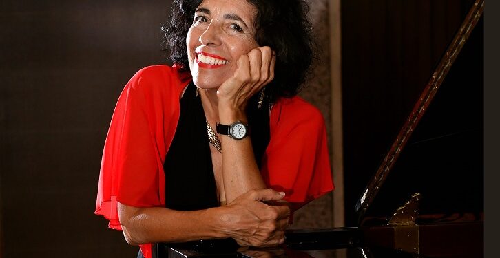 Graciela Arenas canta en «Las Violetas»