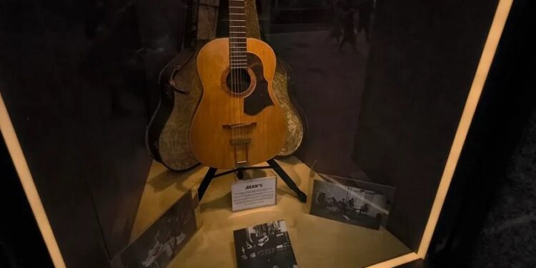 La guitarra perdida de John Lennon reaparece para batir récords de subasta