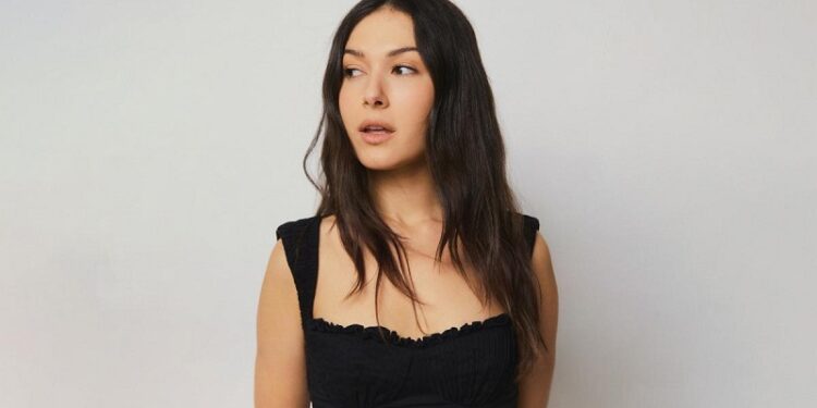 La ganadora del Latin Grammy® Nella estrena el video de «Qué bonito» con Maye