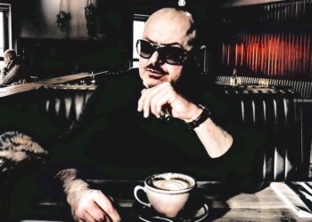 El enigmático irlandés PERRY BLAKE presenta su apasionante álbum ‘Death of a Society Girl’
