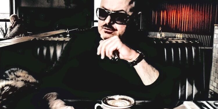 El enigmático irlandés PERRY BLAKE presenta su apasionante álbum ‘Death of a Society Girl’