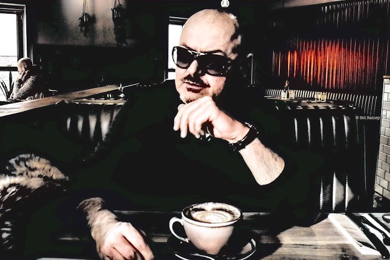 El enigmático irlandés PERRY BLAKE presenta su apasionante álbum ‘Death of a Society Girl’