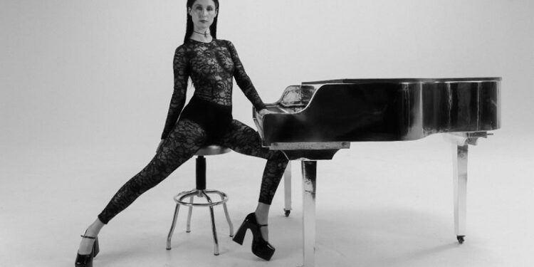Francisca Valenzuela da vuelta la página y no mira atrás en el videoclip de ‘Déjalo ir’