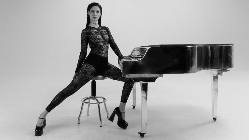 Francisca Valenzuela da vuelta la página y no mira atrás en el videoclip de ‘Déjalo ir’