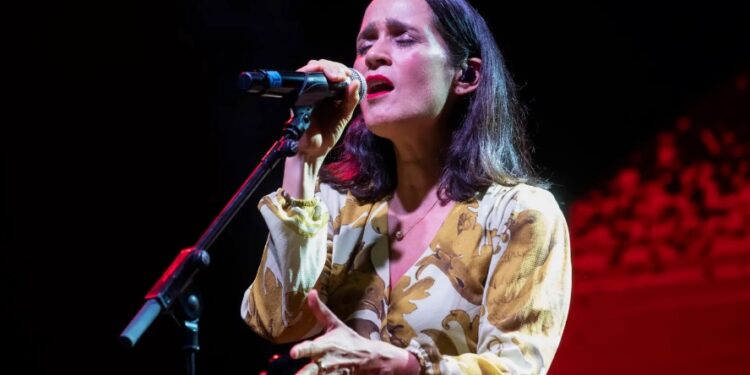 Julieta Venegas pone en pie a Cartagena en la primera noche de «La Mar de Músicas»