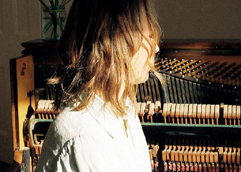 La artista británica Kelsey Michael  lanzó su álbum debut en solitario ‘Lethowsow’
