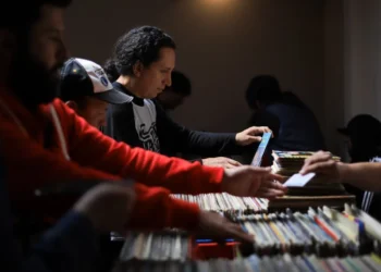 La pasión por los discos de vinilo renace en una feria que une a generaciones en Bolivia