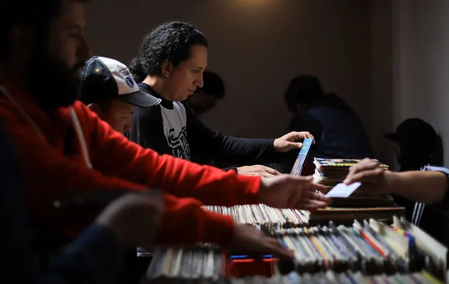 La pasión por los discos de vinilo renace en una feria que une a generaciones en Bolivia