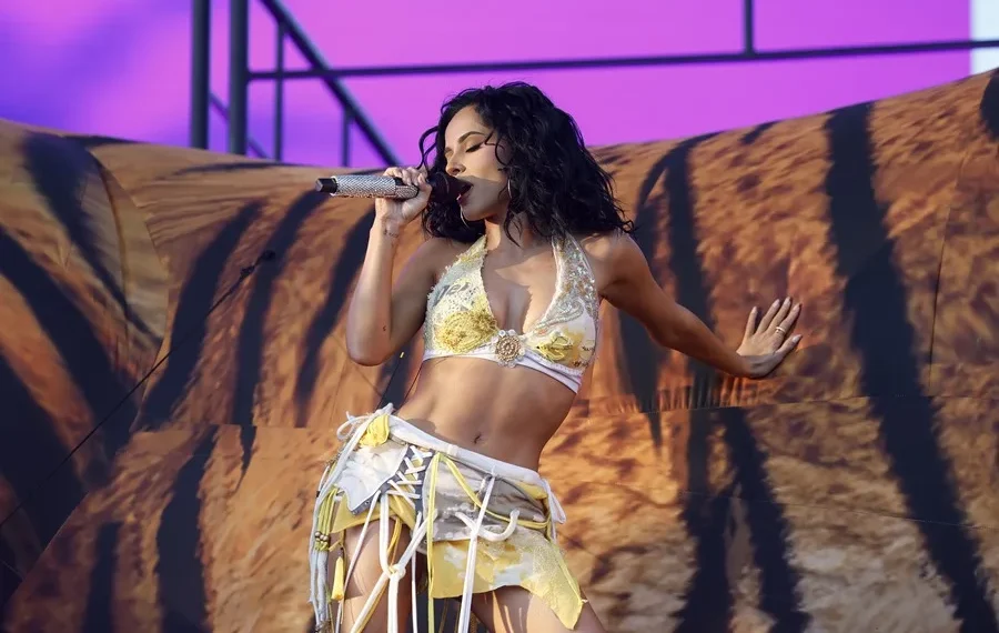 Brian May y Becky G aparecen por sorpresa en Coachella