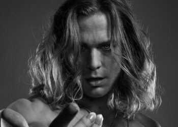 El vampiro Lestat lanza su primer sencillo oficial de rock “Long face” interpretado por la primera estrella de rock inmortal del mundo