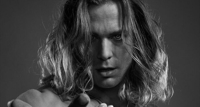 El vampiro Lestat lanza su primer sencillo oficial de rock “Long face” interpretado por la primera estrella de rock inmortal del mundo
