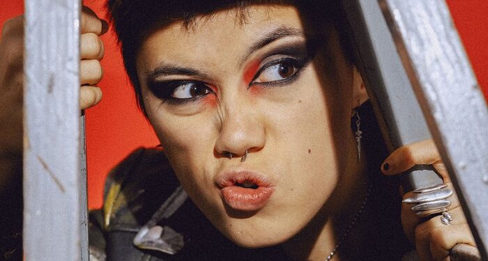 Feura lanza «Lose Your Head», un audaz debut de un artista de Rock Queer BIPOC que ya no pide permiso