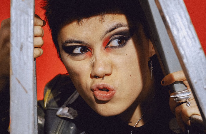 Feura lanza «Lose Your Head», un audaz debut de un artista de Rock Queer BIPOC que ya no pide permiso