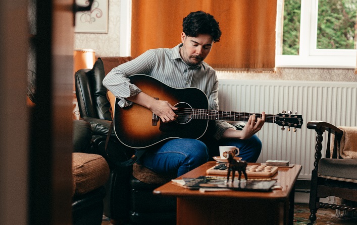 El cantautor de Liverpool Simon Howard lanza su nuevo sencillo «Lost and Found»