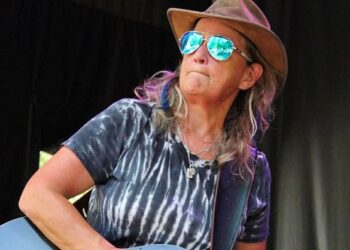 La rockera LGBTQIA+ de Brockville, Ontario, Sue Prosser, lanza su esperado sencillo «Mistaken Identity»