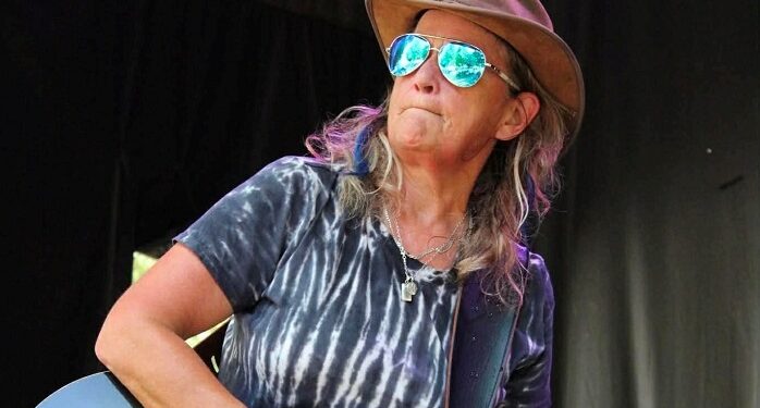 La rockera LGBTQIA+ de Brockville, Ontario, Sue Prosser, lanza su esperado sencillo «Mistaken Identity»