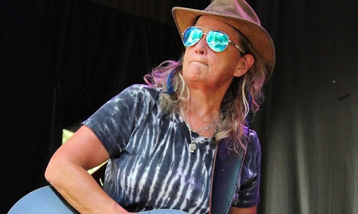 La rockera LGBTQIA+ de Brockville, Ontario, Sue Prosser, lanza su esperado sencillo «Mistaken Identity»