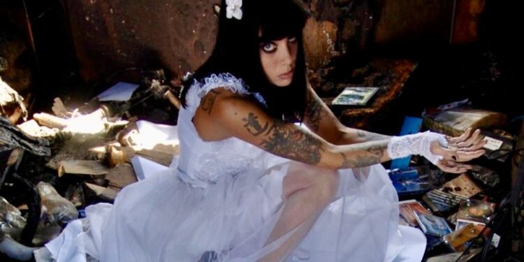 El ícono del rock canadiense Bif Naked regresa con su nuevo sencillo «Lift Me Up»