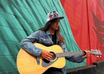 La cantautora de rock alternativo Mercedes Brown lanza su álbum debut ‘Light the Fire’