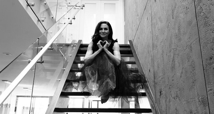 La cantante Tonia Evans expresa su traición a través de «Running Up That Hill»