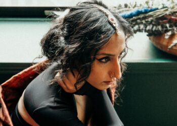 La rockera indo-canadiense ASTRA recupera su poder tras el abuso en su valiente sencillo «IDGAF»