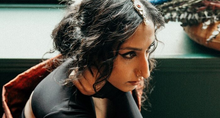 La rockera indo-canadiense ASTRA recupera su poder tras el abuso en su valiente sencillo «IDGAF»