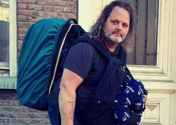 Bobbo Byrnes rememora más de 25 años de giras con sus memorias y el álbum que las acompaña, ‘Too Many Miles’