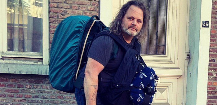 Bobbo Byrnes rememora más de 25 años de giras con sus memorias y el álbum que las acompaña, ‘Too Many Miles’