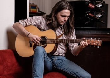 Stephen Ingram reflexiona sobre la atracción del hogar en su nuevo sencillo «Leaving Song».