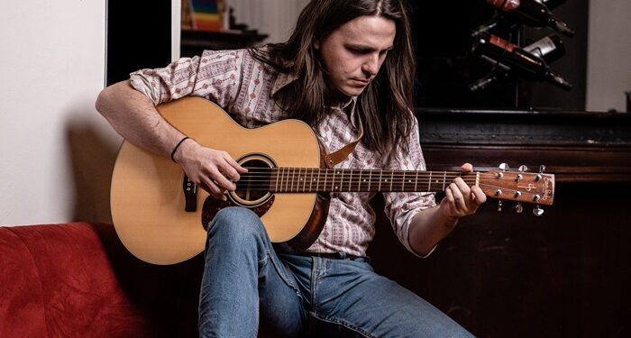 Stephen Ingram reflexiona sobre la atracción del hogar en su nuevo sencillo «Leaving Song».