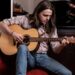 Stephen Ingram reflexiona sobre la atracción del hogar en su nuevo sencillo «Leaving Song».