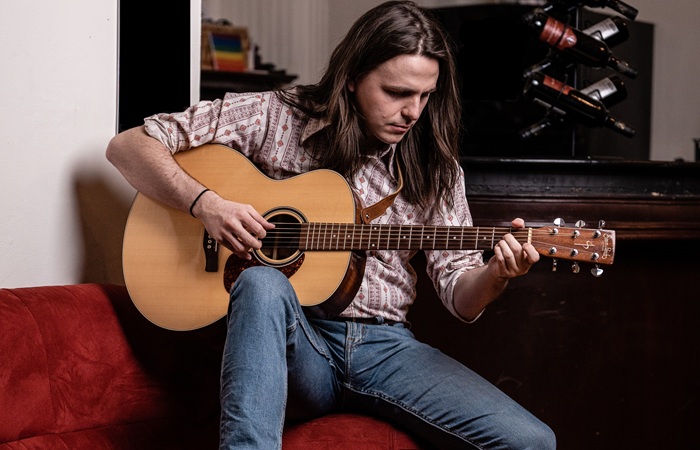 Stephen Ingram reflexiona sobre la atracción del hogar en su nuevo sencillo «Leaving Song».