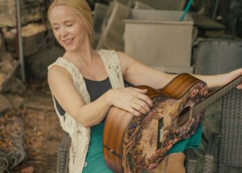 La estrella danesa Tina Dico debuta en Canadá con su nuevo sencillo «Surfing»