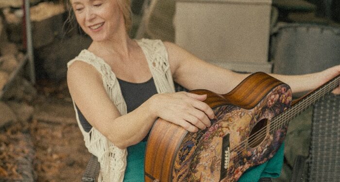 La estrella danesa Tina Dico debuta en Canadá con su nuevo sencillo «Surfing»