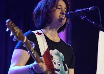Katie Dauson, nos regala una dulce y enérgica canción de amor en su nuevo sencillo «Fresh Sugar»