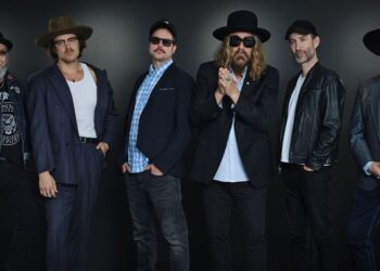 La banda de roots rock Junkhouse llega con su nuevo y ardiente sencillo «Hot Hot Sun»
