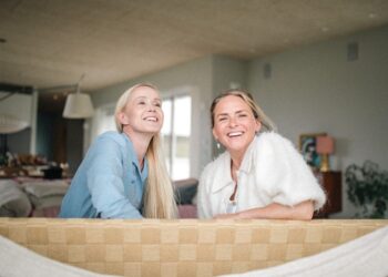 La cantautora danesa Tina Dico une fuerzas con Emilíana Torrini en su nuevo sencillo «¡Este fuego!»